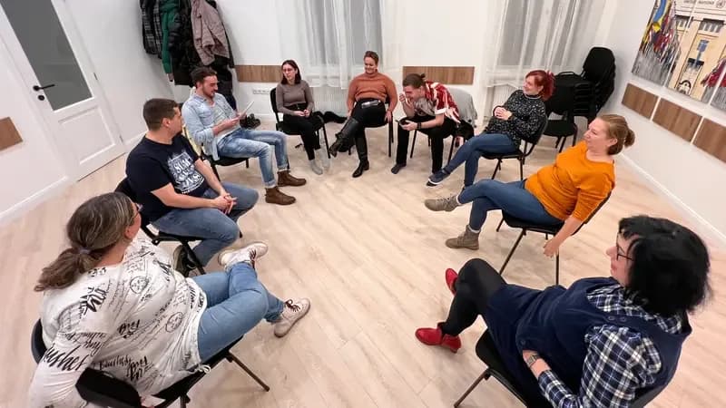 Hallgatók körben ülve a próbateremben