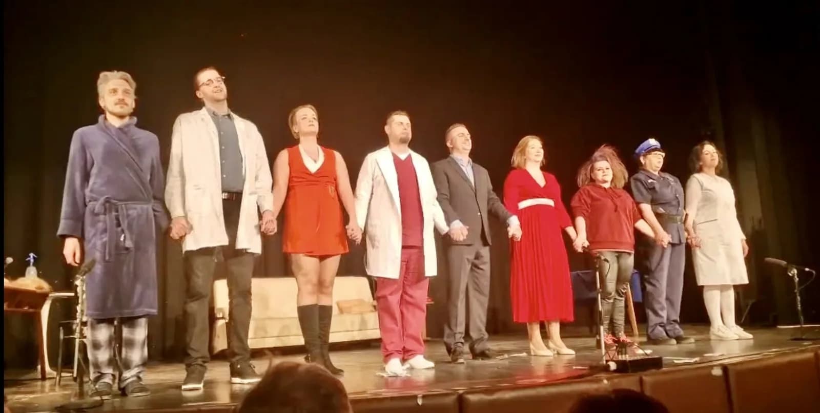 Meghajlás a színpadon egy előadás végén