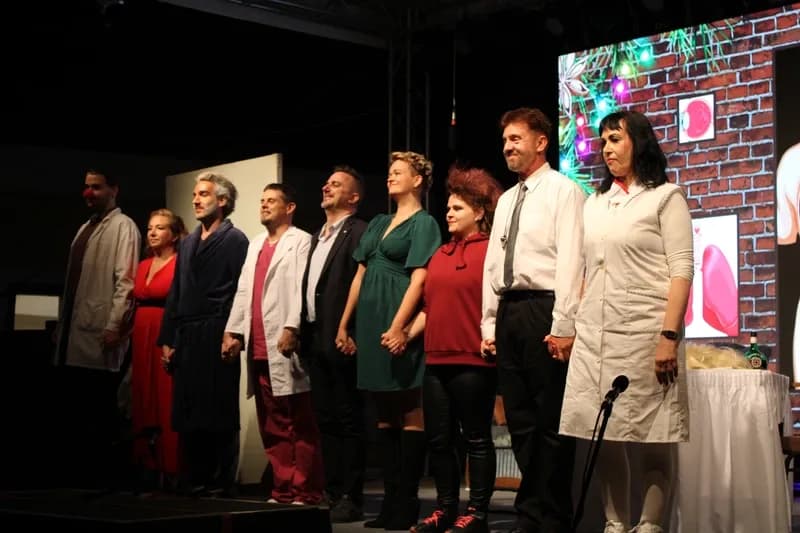 Hallgatók meghajlása egy vizsgaelőadás végén